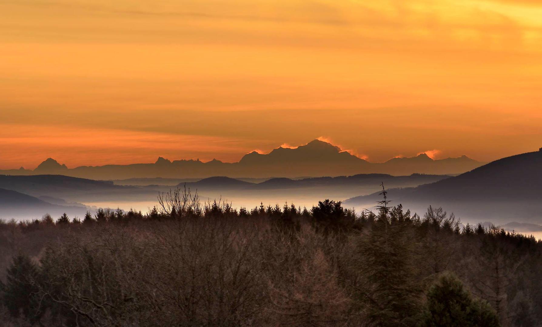 Panorama depuis le mont beuvray en direction du mont Blanc